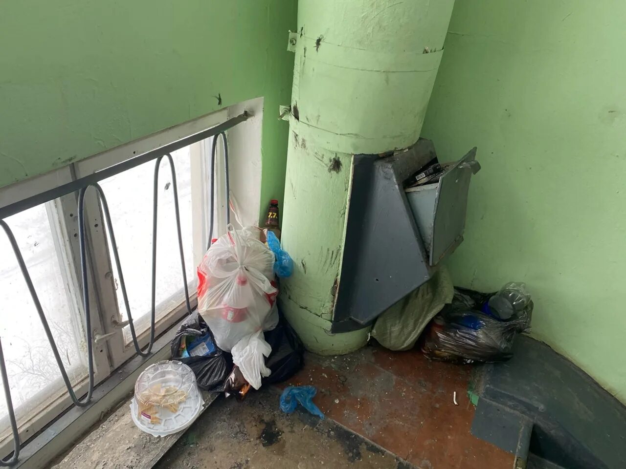 Забивается мусоропровод. Мусоропровод в квартире. Мусоросборник подъезда. Засорился мусоропровод. Забивается мусоропровод.