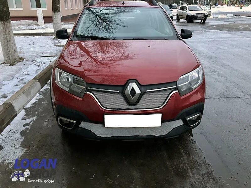 Решетка радиатора рено сандеро 2. Рено логан 2 антихром. Рено логан 2 черный. Решетка рено логан 2014. Решетка радиатора нижняя логан 2014.