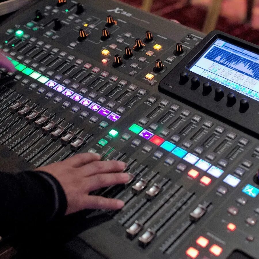 Делает музыку голосом. Mixer Behringer с эквалайзером. Звукорежиссерский пульт м10i. Студийный пульт Paragon 2. Микшерный пульт в студии.