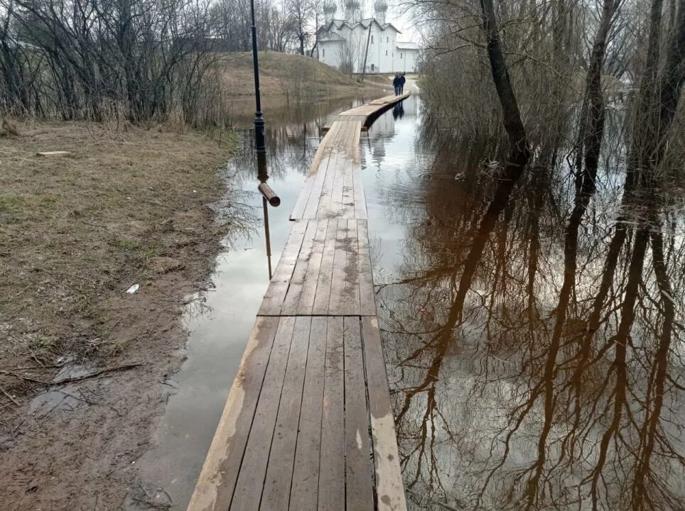 Уровень воды в реке Волхов. Река Волхов. Паводок Волхов. Великий Новгород паводок.