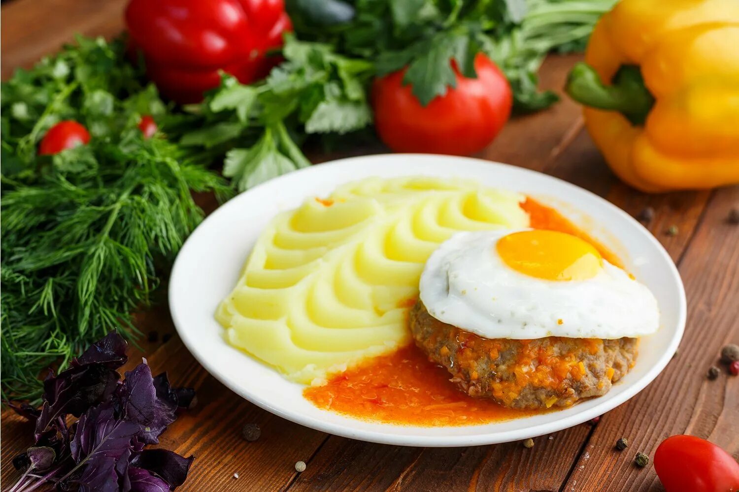 Как называется мясо с яйцом. Бифштекс с яйцом и картофелем пюре. бифштекс с яйцом и гарниром. бифштекс с яйцом. бифштекс с пюре.