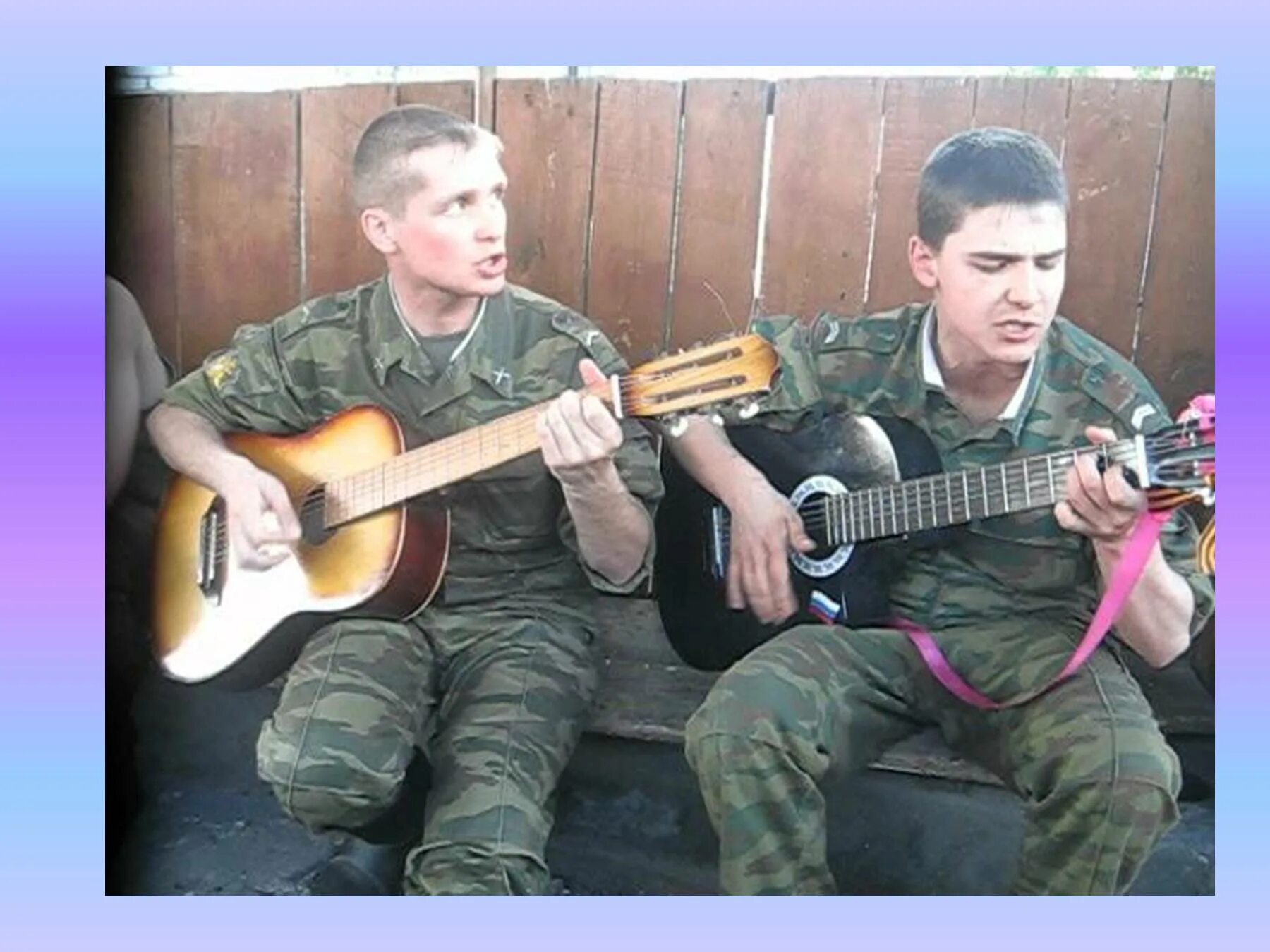 Девушка поет армейскую песню под гитару. Солдат под гитару. солдат с гитарой. солдаты поют под гитару. парень с гитарой в армии.