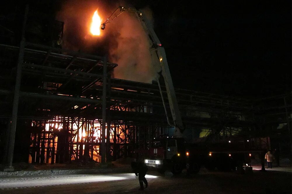 Пожар на кнпз в самаре. Пожар НПЗ Комсомольск на Амуре. Пожар на Куйбышевском НПЗ. Пожар НПЗ Комсомольск-на-Амуре 2023. КНПЗ Комсомольск на Амуре.