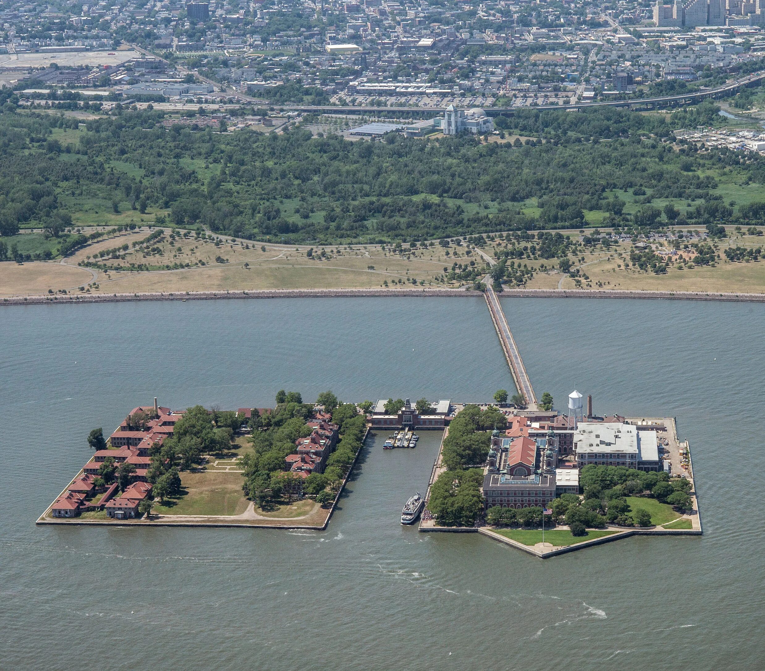 Ellis island. Эллис в Нью Йорке. Остров Эллис США. Остров Элис Айленд музей. Национальный монумент острова Эллис.