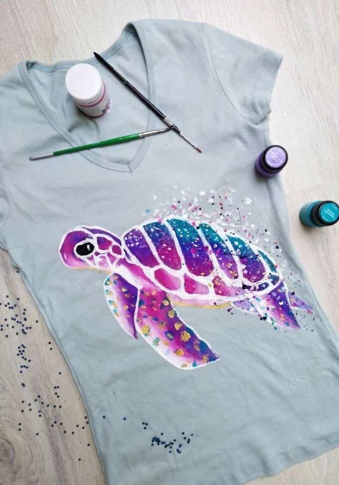 Роспись футболок. Рисунки красками по ткани. Рисование по ткани. Роспись майки акриловыми красками. Футболки расписанные акрилом.