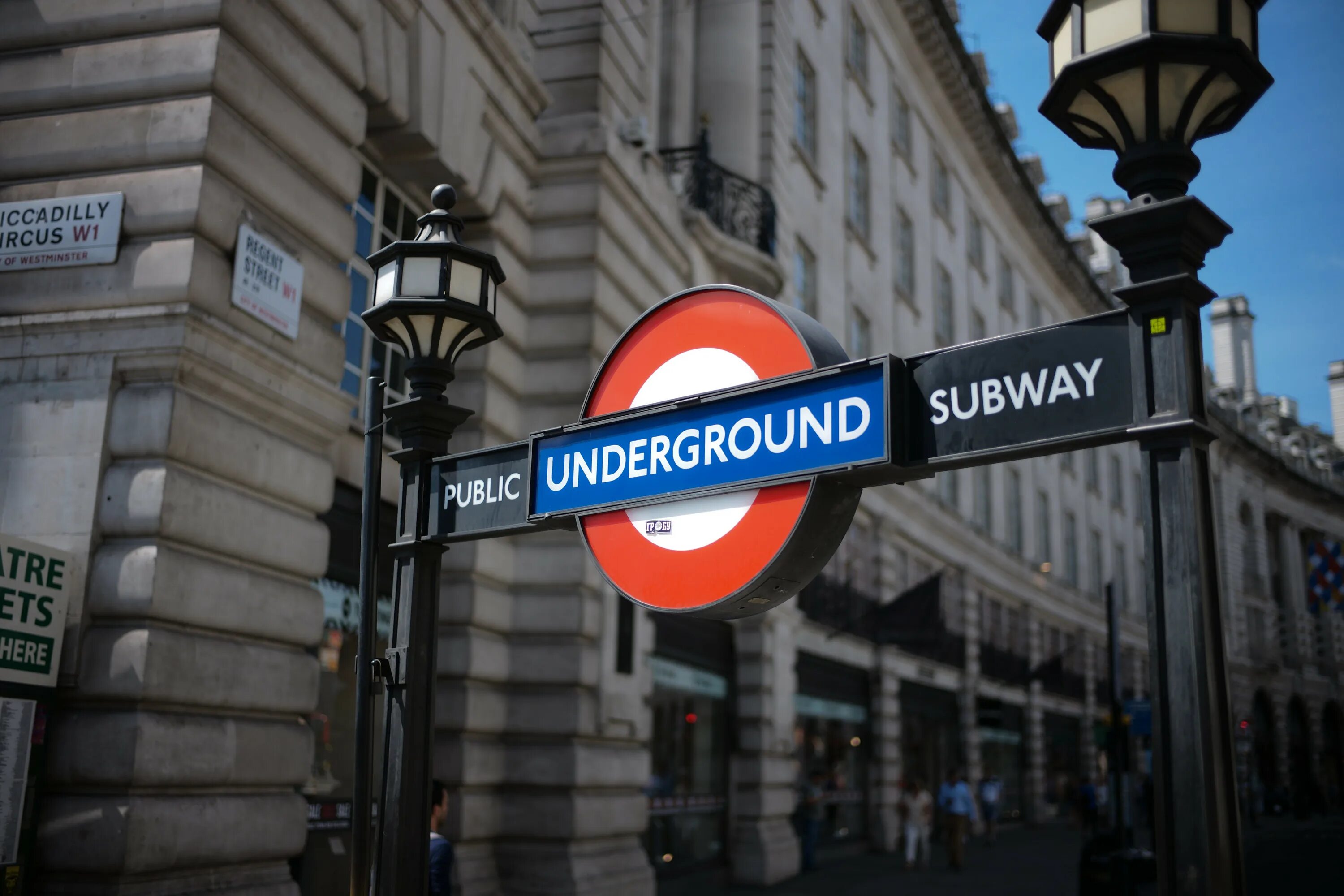 Underground метро Лондона. Знак андеграунд в Лондоне. Лондонское метро. Знак лондонского метро.