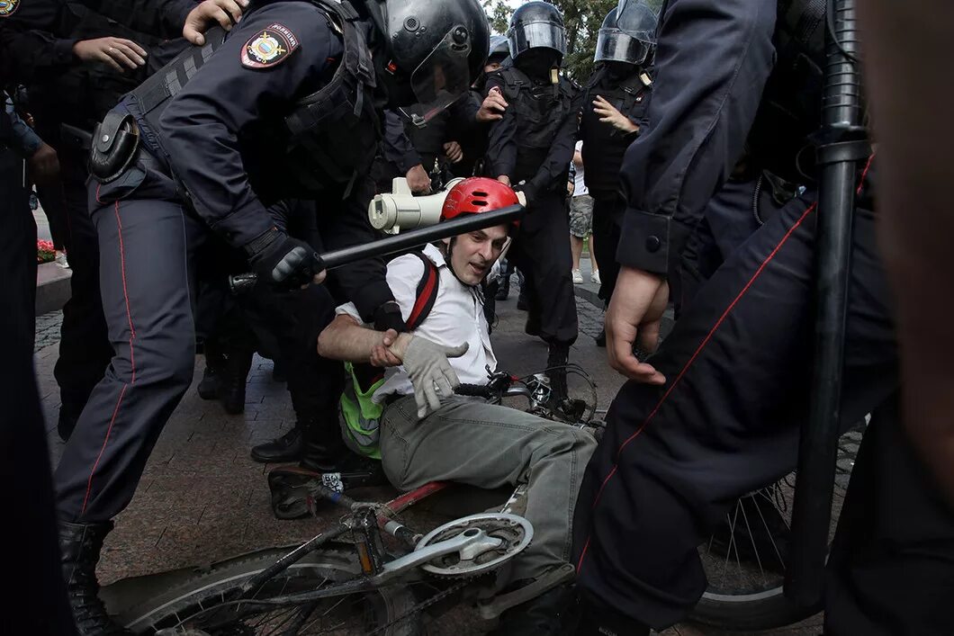 Полиция избивает человека. Дубинка полицейского. полицейский избивает человека. полиция с дубинками.