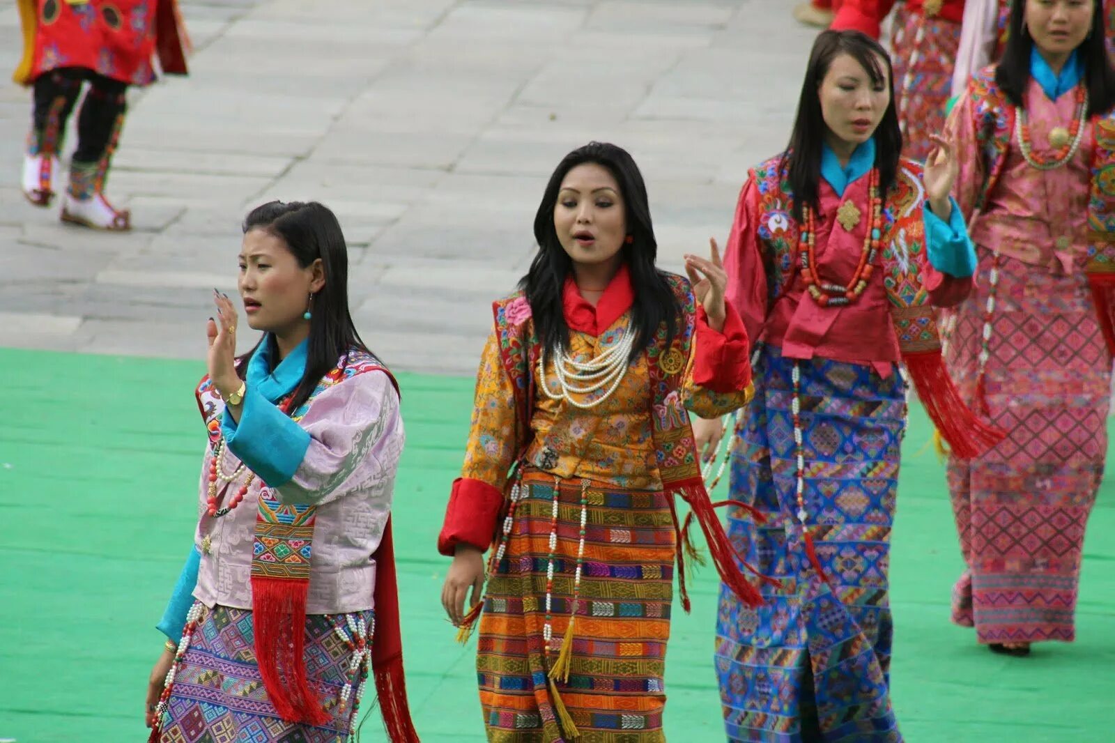 Бутан группа. Бутан Национальная одежда. Королева бутана. Бутанский национальный костюм.