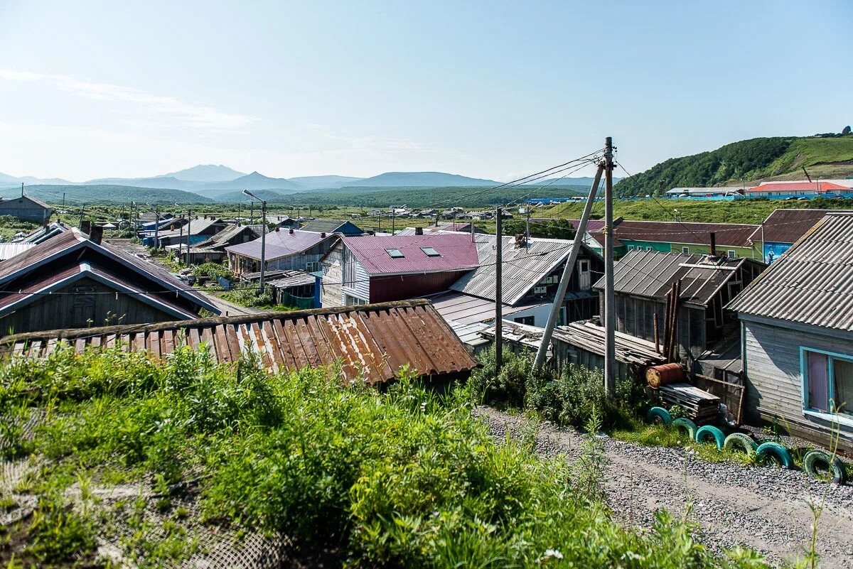 Дом южно курильск. Остров итуруп курильские острова. город курильск остров итуруп. остров кунашир курильские острова. остров кунашир южно курильск.