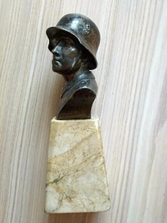 Германий голова. Бюст немецкого солдата. Бюст вермахта солдата бронза. Бюст немецкого солдата в каске. Бюст немца.