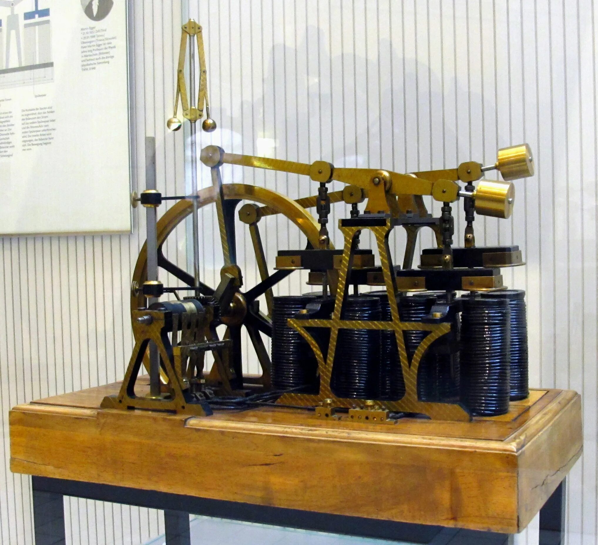 Первый электрический магазин. Электродвигатель Фарадея 1821.