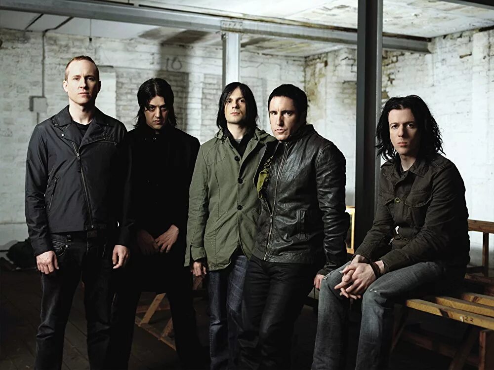Nine inch broken. Группа nine inch nails. группа nine inch nails 2025. найн инч найлз. nine inch nails tour 2025.