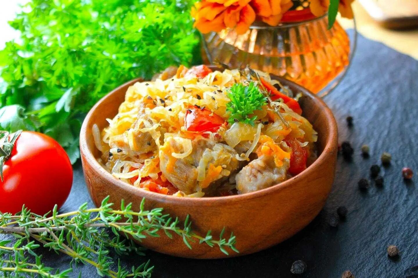 Кислая капуста с мясом. Тушеная квашеная капуста. Тушеная кислая капуста. Квашеная капуста с мясом. Тушёная квашеная капуста с мясом.