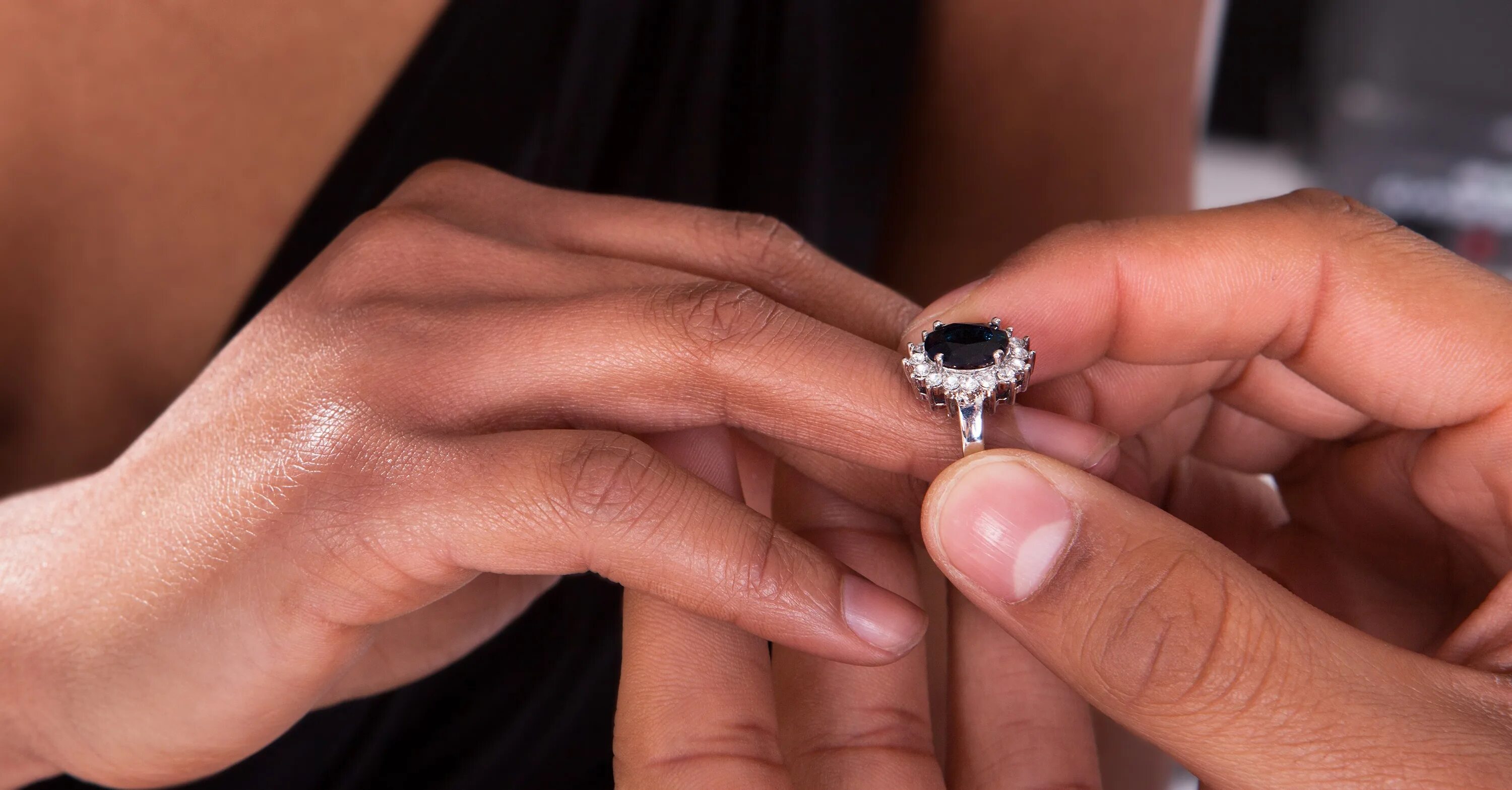 Обручальное кольцо с черным бриллиантом на руке. Парень надевает кольцо девушке на палец. Надевает кольцо на палец арт. Кольцо на мизинец с камнем женское. Приснилось кольцо мужа
