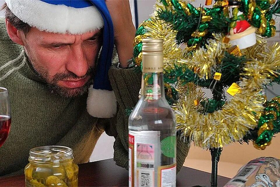 1 января после нового года. Новогодняя пьянка. новогоднее похмелье. новый год пьянство. похмел после нового года.