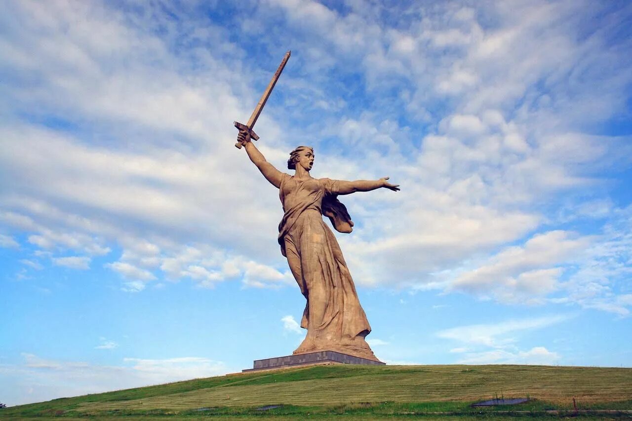 Мемориальный комплекс на Мамаевом кургане. Скульптура "Родина-мать зовет!" в Вол