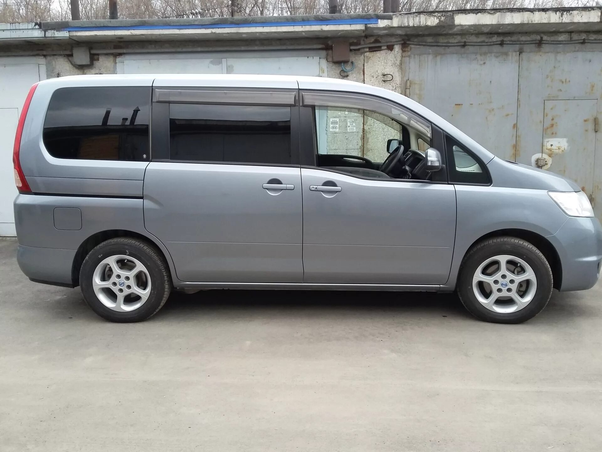Nissan serena c26 r18. Ниссан серена с25. Ниссан серена с 25 литье r 16. Ниссан серена r17. Ниссан серена с24.
