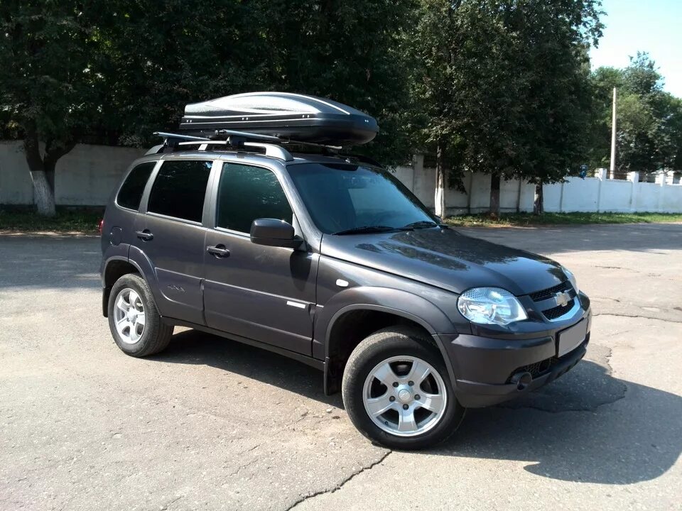 Тонировка нива шевроле. Шевроле Нива 2006 чёрный тонированный. Chevrolet Chevrolet Niva 2013. Нива Шевроле 2006 тонированная. Chevrolet Niva тонированная.