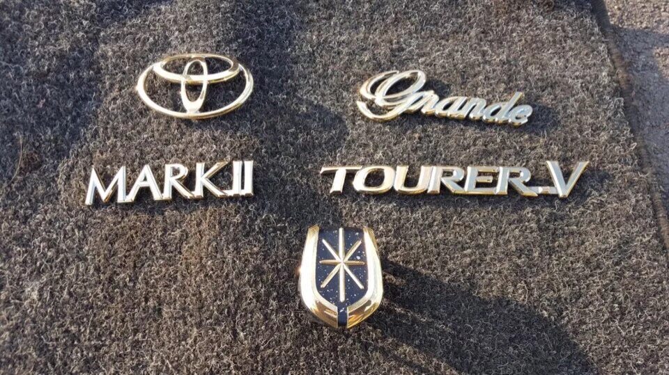 Марк два логотип. Марк 2 надпись. Тойота марк 2 шильдик. Логотип марка 2. Тойота mark 2 значок.