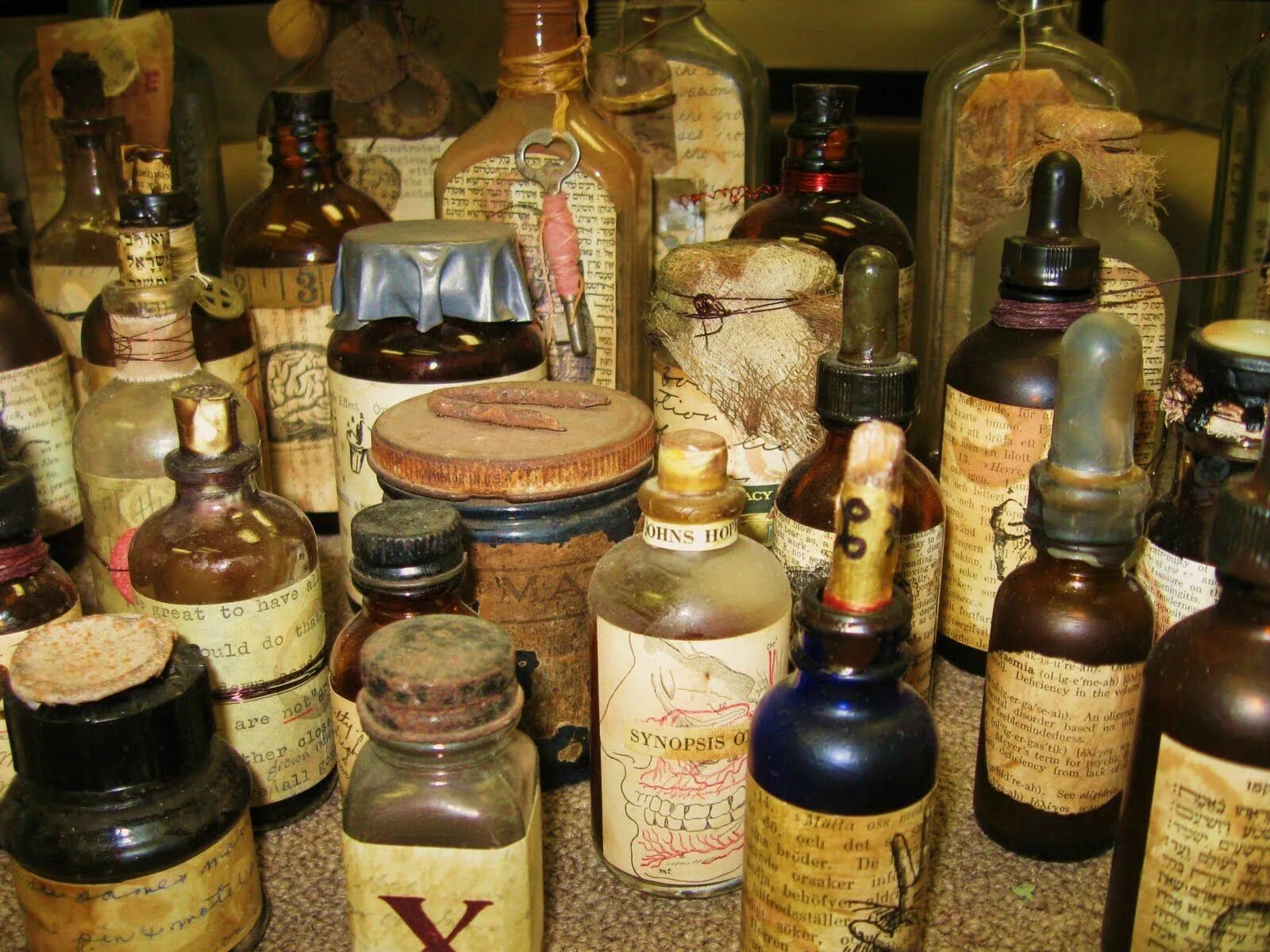 Лекарства древности. Аптечные склянки 19 века. Аптекарский бутылек 18 века. Старые аптекарские бутылочки. Старинные аптекарские баночки.