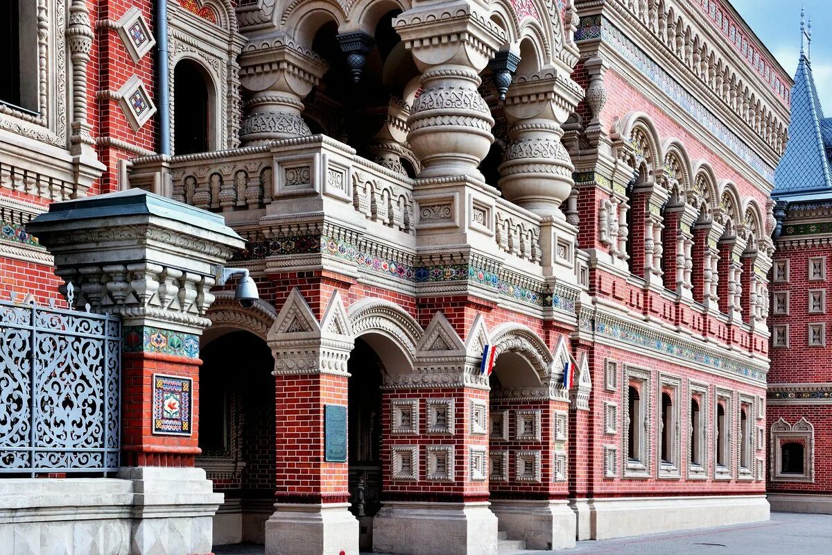 Уникальная архитектура москвы. Дом купца Игумнова на Якиманке в Москве. Дом купца Игумнова. Посольство Франции. Особняк Игумнова в Москве архитектура. Особняк купца Игумнова архитектурный стиль.