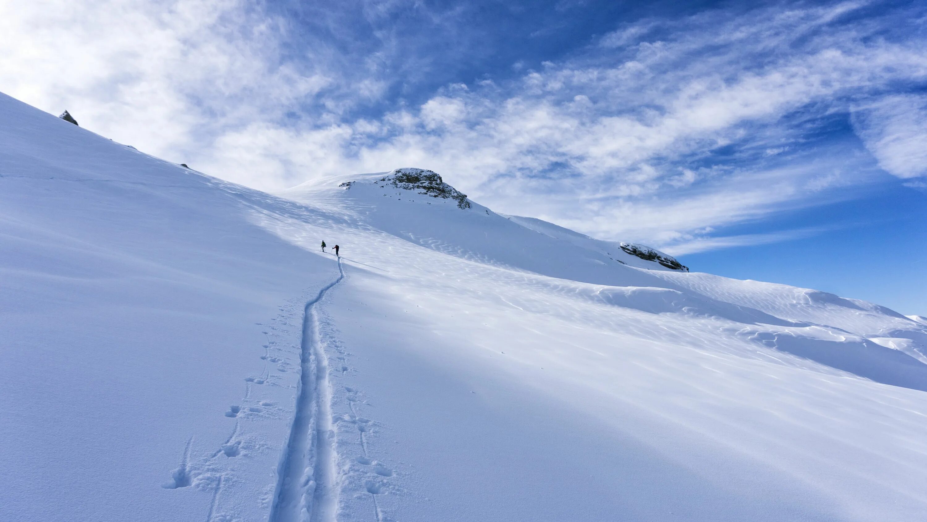 Skiing track. Снежный склон. Зимние горы. Снежные горы. Снежный горный склон.