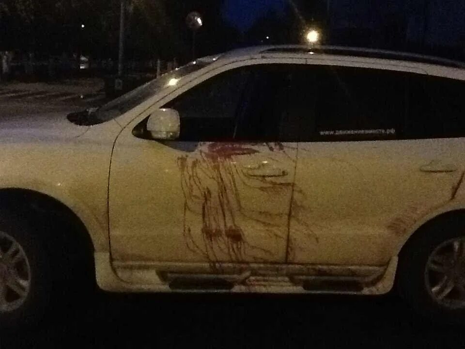 Расстрелянный автомобиль. Расстрелянные авто. Мерседес w140 расстрелянный пулями. Расстрелянный автомобиль. Обстреляли машину.