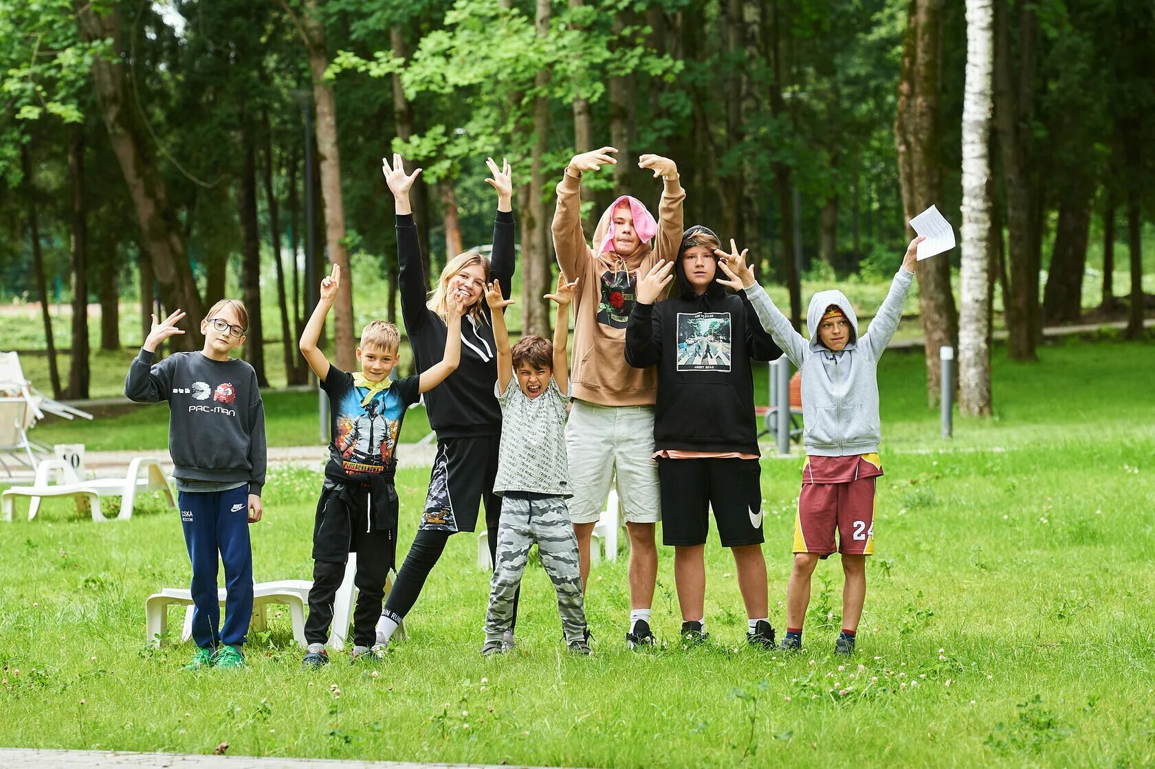 Camp black. Детский летний лагерь. Детские летние лагеря. Лето лагерь. Современный летний лагерь.