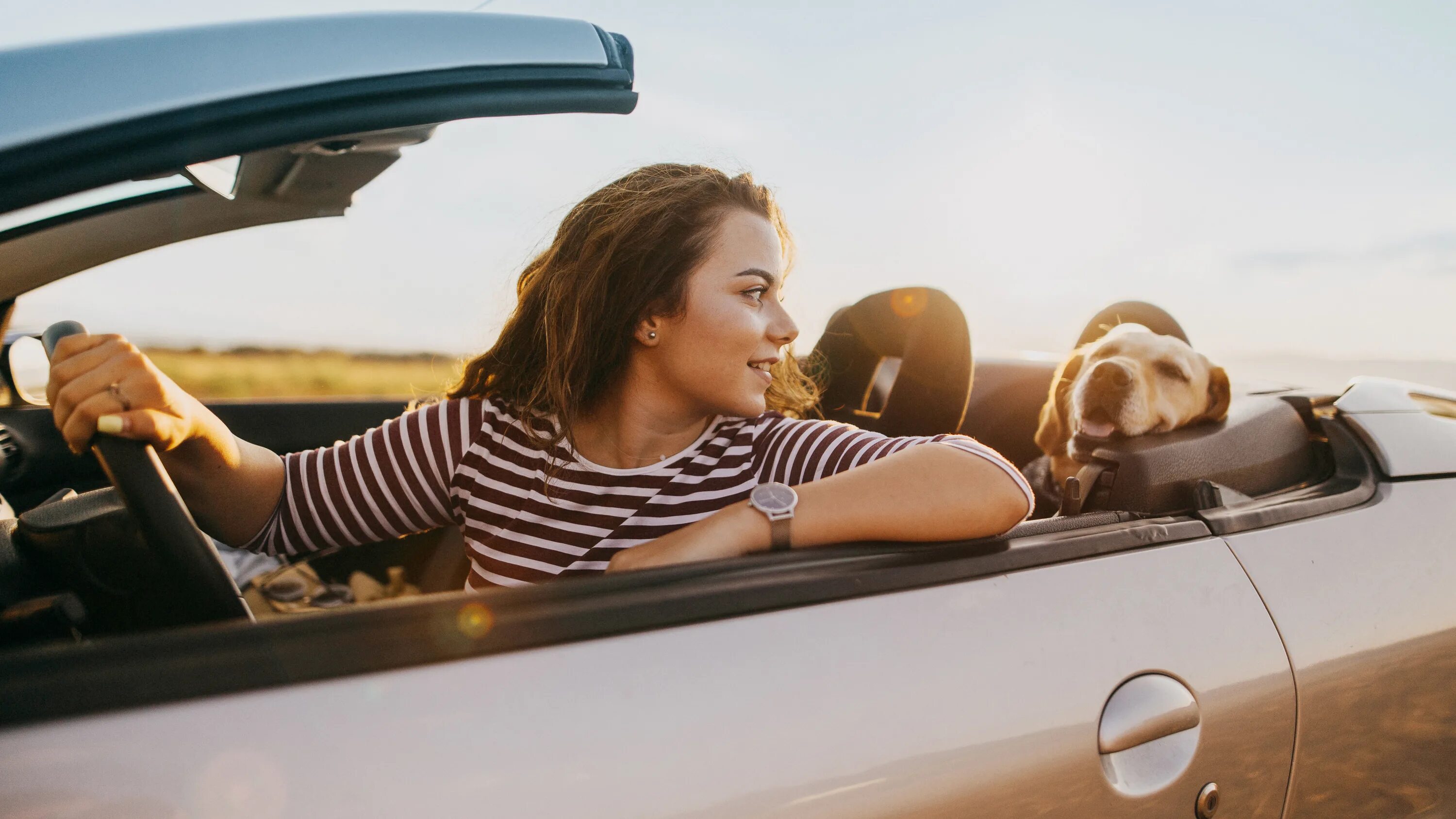 Car drive and listen. Девушка в машине. Фотосессия с машиной девушки. Девушка смеется в машине. Девушка рядом с машиной.