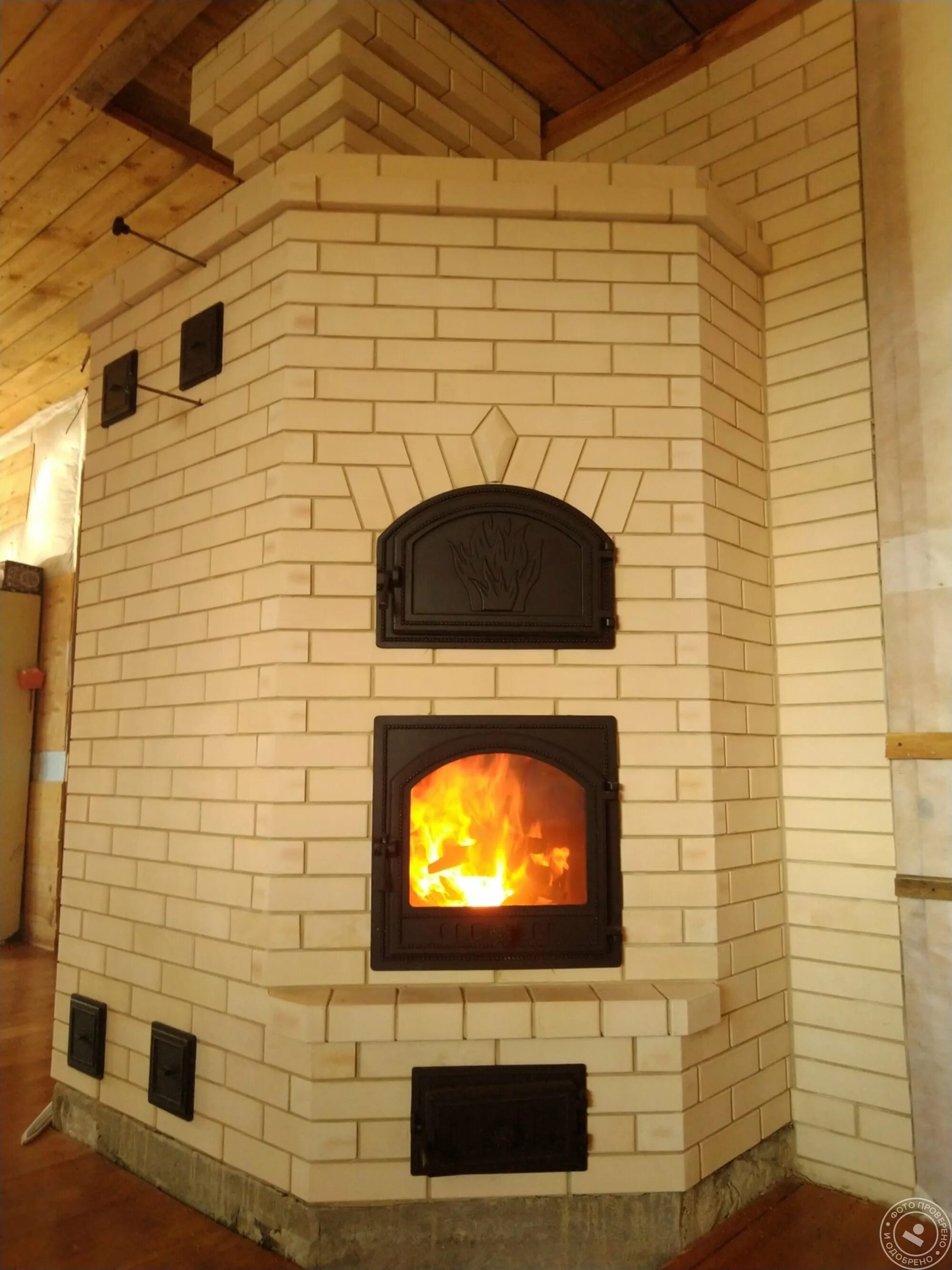 Угловая печь-камин из кирпича. Угловая печь из кирпича. Печь кирпичная голландка угловая. Угловая печь из кирпича. Каминопечь шведка.