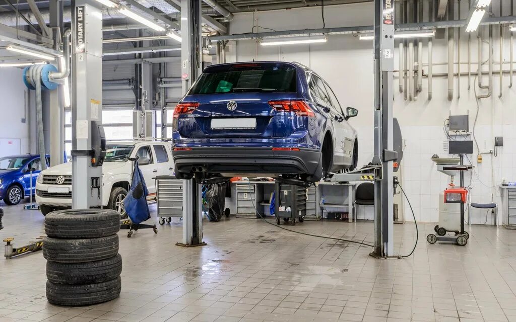 Техобслуживание volkswagen. Машина в автосервисе. Сервисное обслуживание фольксвагена. Сервисное обслуживание фольксвагена. Автомобили volkswagen ag.