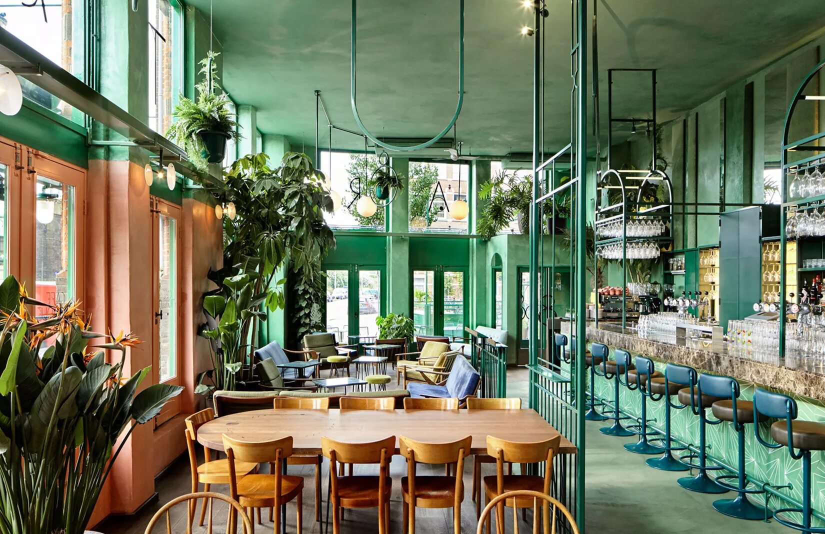 Ресторан Грин Вуд. Кафе с зеленым интерьером. Кафе с растениями. Растения в интерьере ресторана. Кафе green