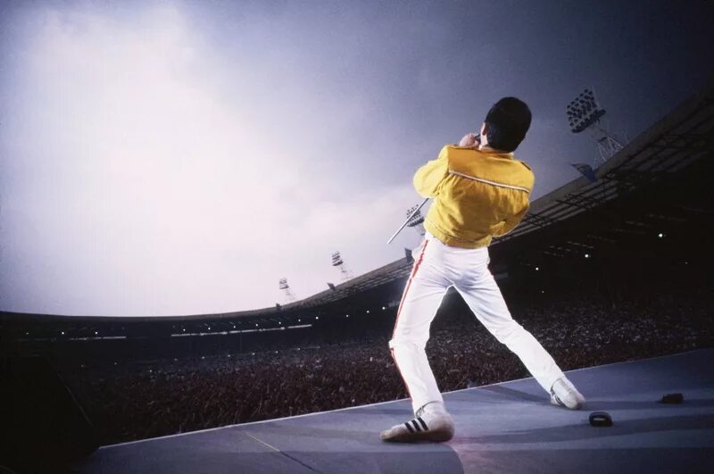 Стадион уэмбли 1986. Фредди Меркьюри Wembley. Freddie Mercury Wembley 1986. Queen Wembley 1986. Queen Live at Wembley Stadium 1986.