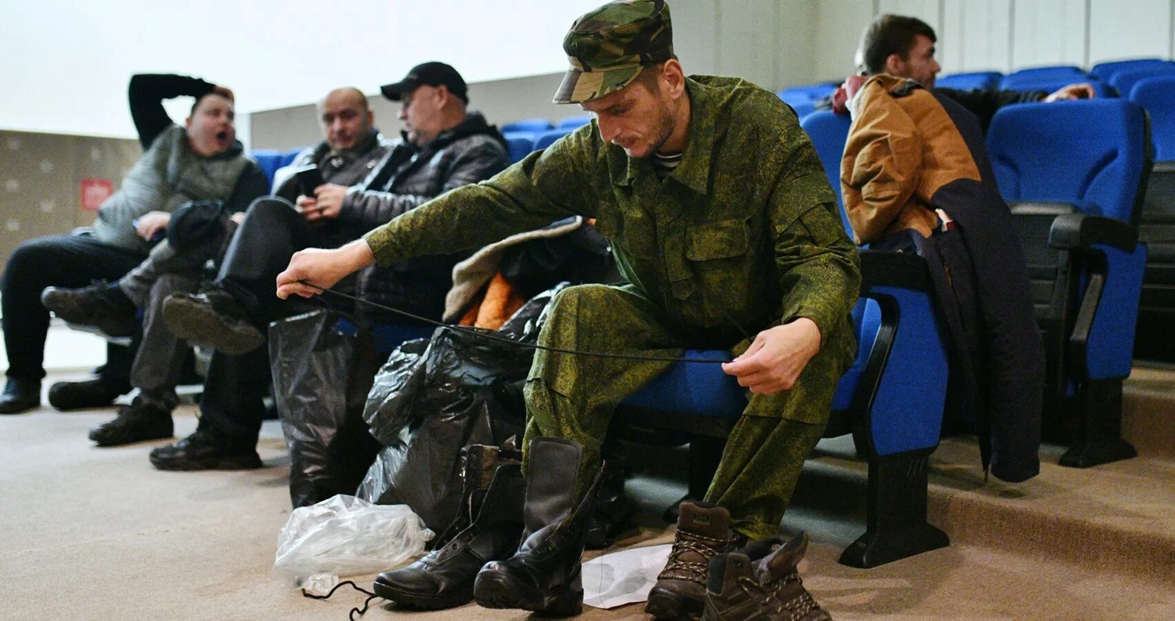 Нужна ли мобилизация в 2024 году. Военнослужащие России. Российский военнослужащий. Мобилизация в Москве 2022. Пункты мобилизации.