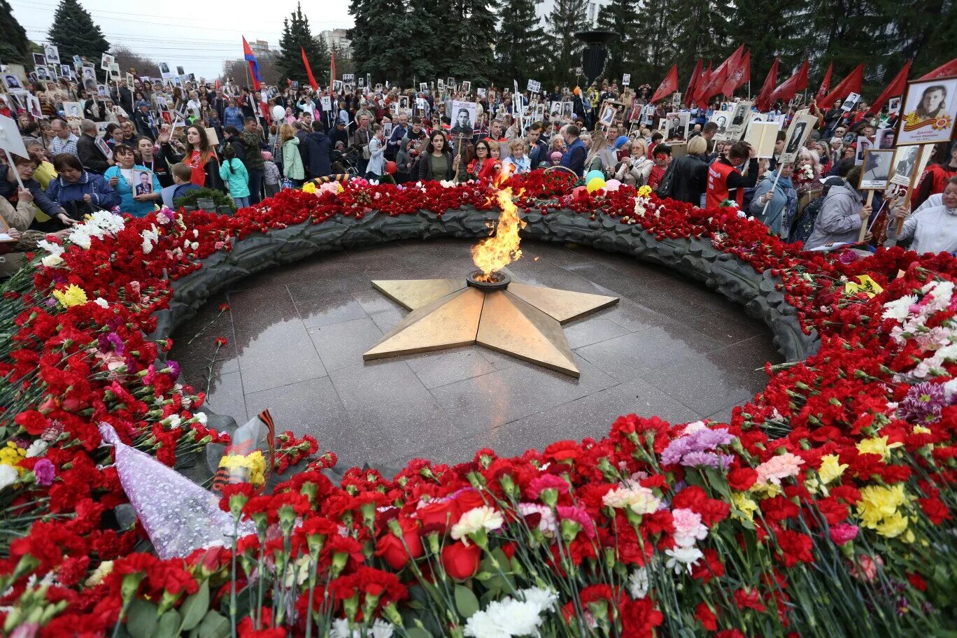 9 мая день победы огонь. Обелиск вечного огня Челябинск. Вечный огонь Победы. 9 Мая вечный огонь. 9 Мая день Победы вечный огонь.