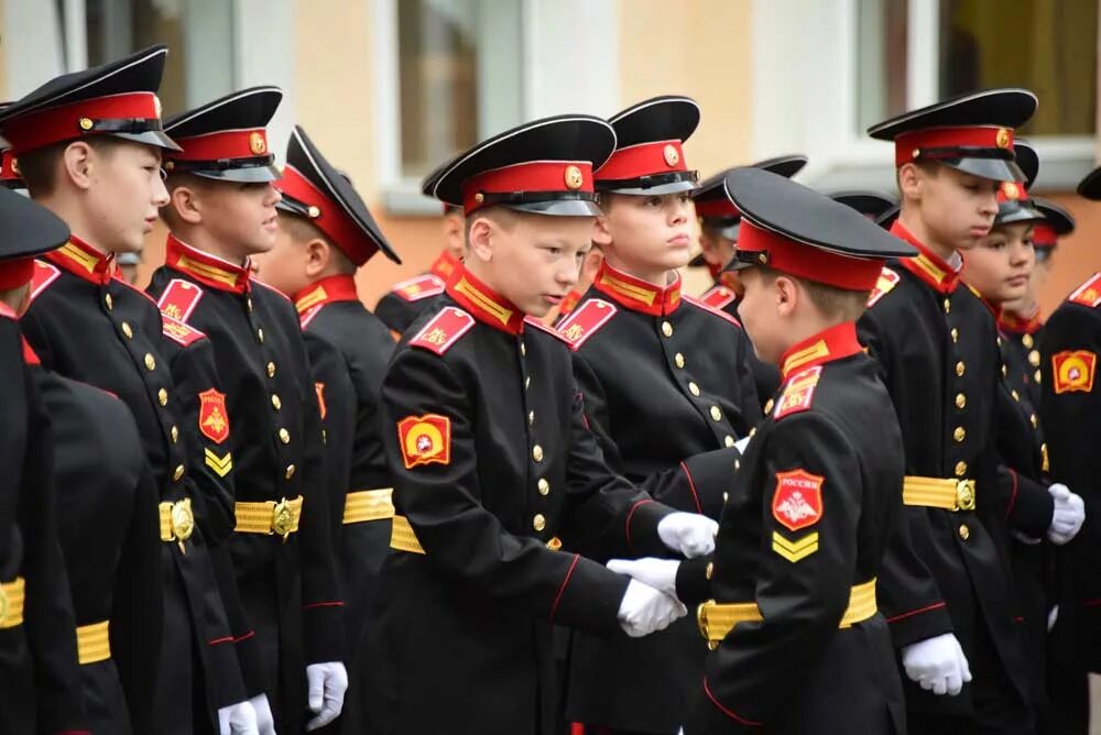 Сву фото. Форма Московского Суворовского училища. МСВУ Вики. Курсанты Суворовского училища. Суворовское военное училище Севастополь.