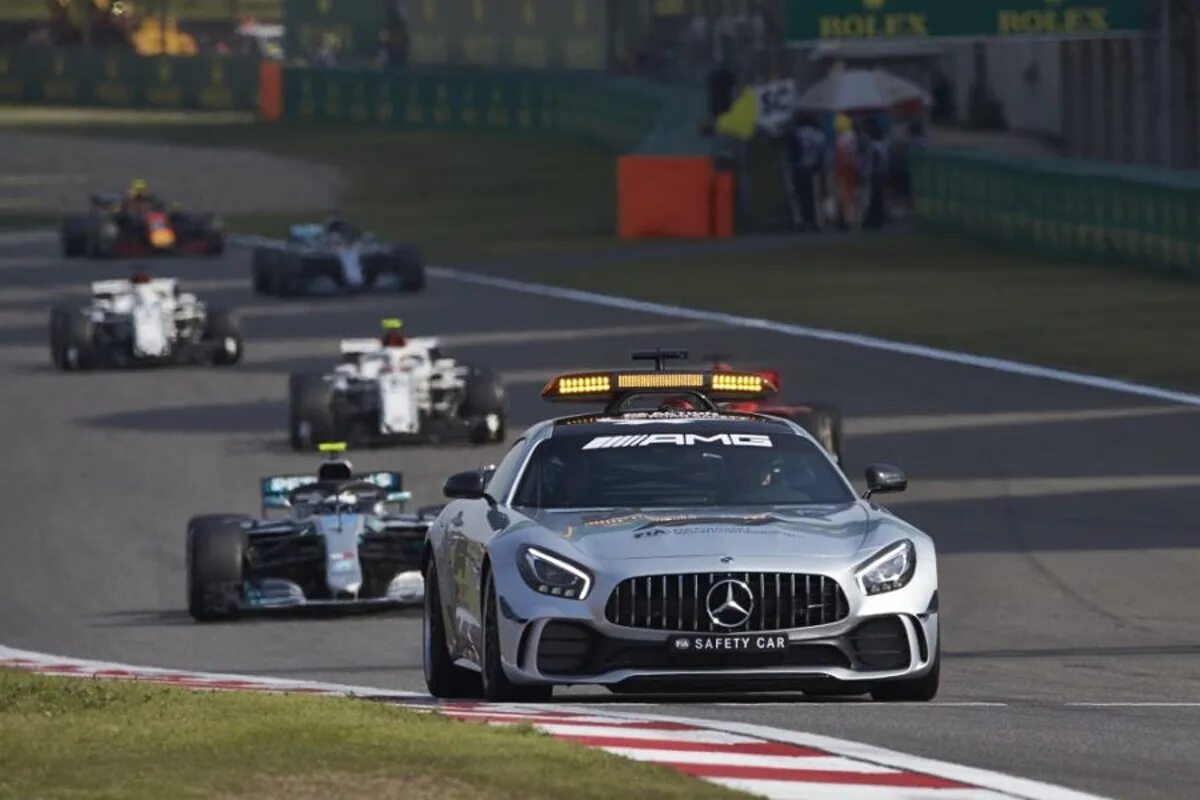 Автомобиль безопасности формула. Пейс кар ф1. Mercedes AMG gt f1 Safety car. Formula 1 Safety car. Mercedes AMG gt r Safety car f1.