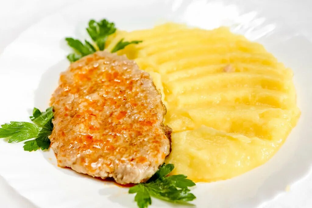 Св биточки куриные с картофельным пюре 270 грамм. Котлета пожарская с картофельным пюре. Паровые котлеты с картофельным пюре. Картофельное пюре с куриной котлетой. Котлеты из индейки с картофельным пюре.