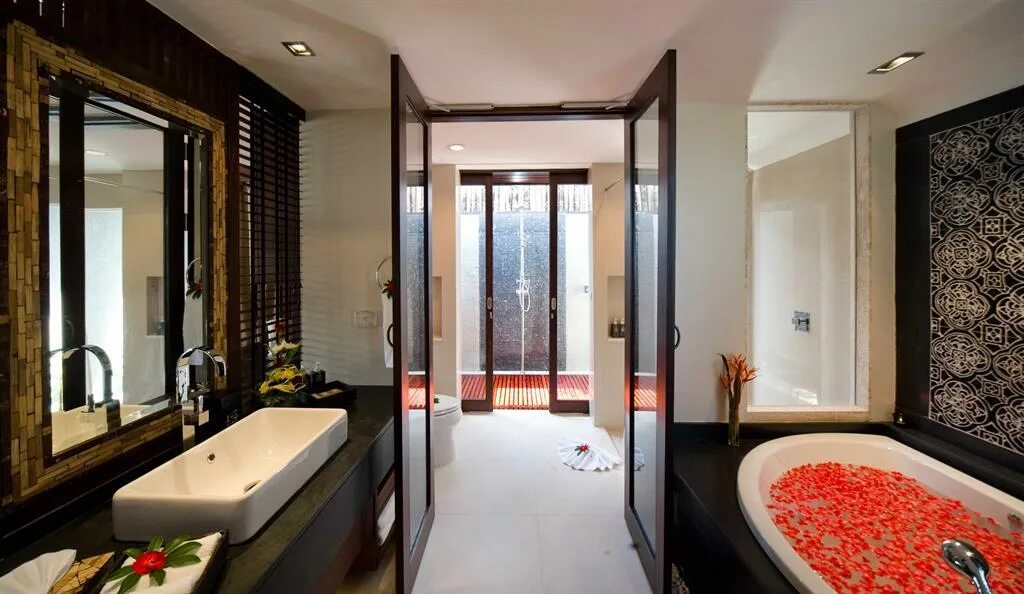 Villas suites 5. Sareeraya villas and suites. отель в тайланде 5 звезд лифт. jacuzzi new beach suite.