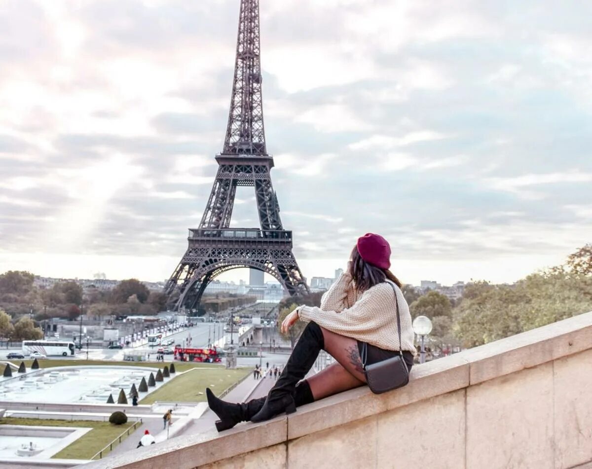 На фоне эльфелевой башни. Я на фоне эльфовой башни в.Париже. Эйфелева башня в Париже фото.