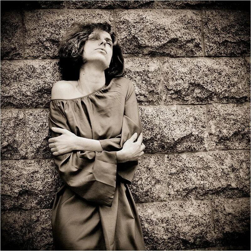 Красивые люди несчастны. Красивые люди несчастны. Девушка задумалась. Красивые люди несчастны. Женщина обиделась.