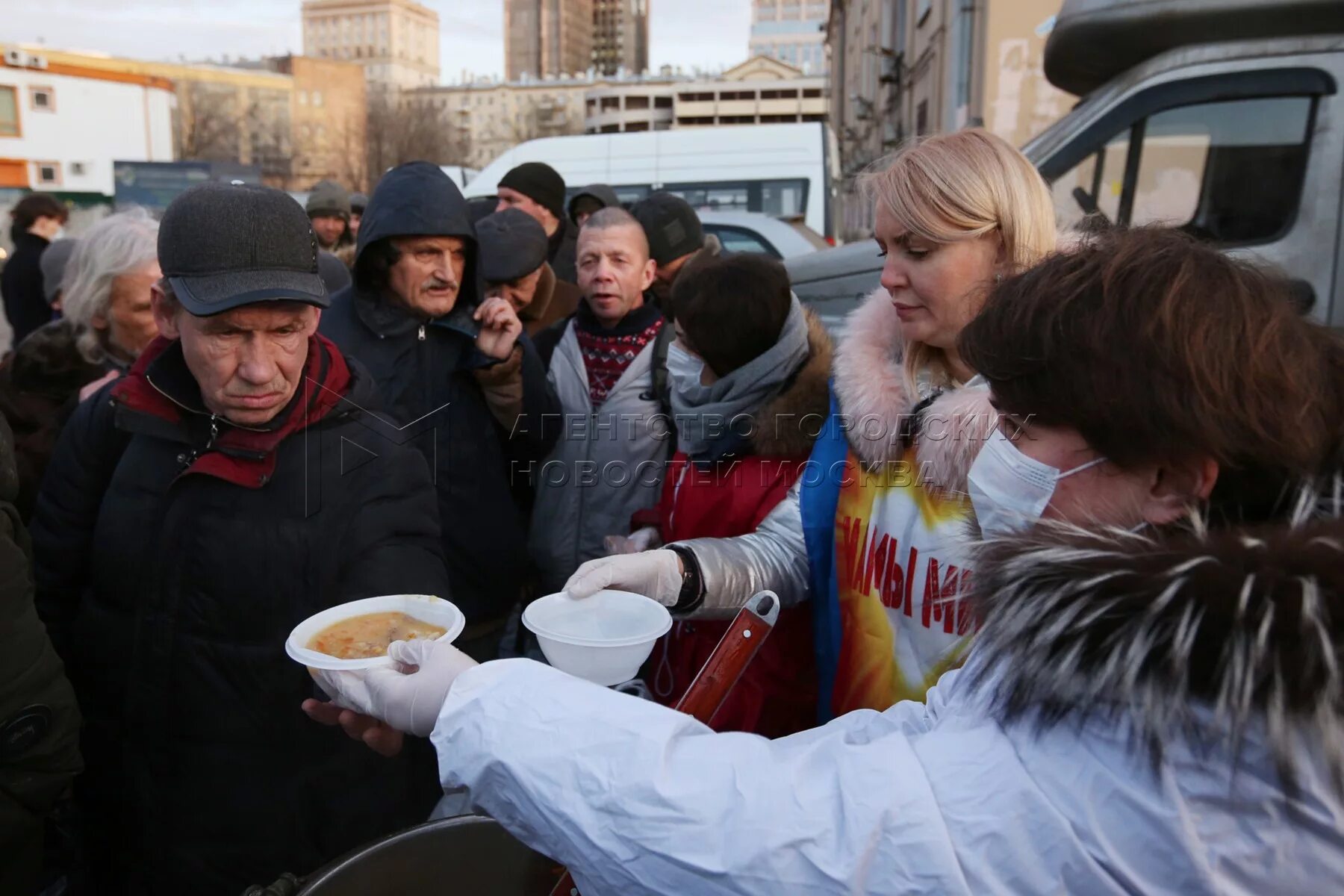 Еда для бездомных. Раздача еды бездомным. Раздают еду бездомным. Выдача еды бездомным.