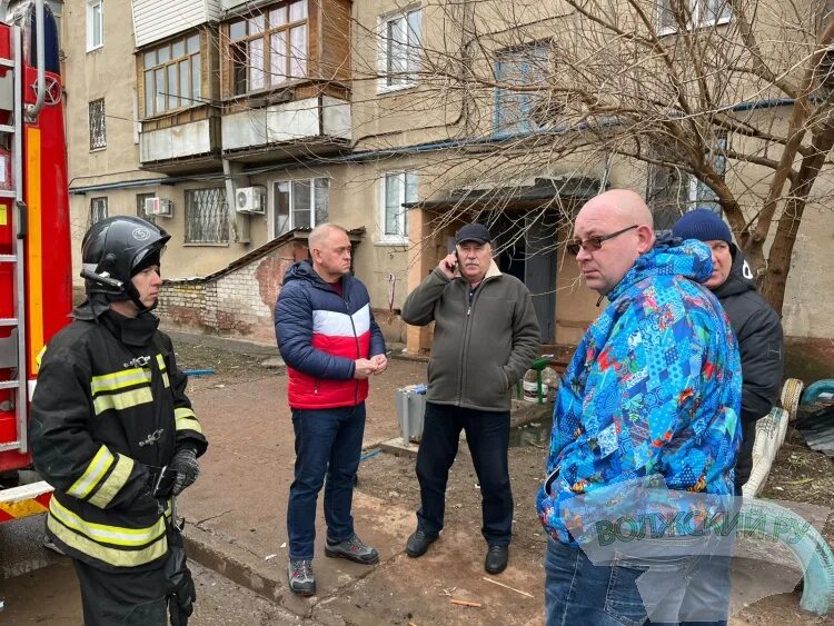 Волжский ру. Последние новости в волжском сегодня. Десантник с цветами. Новости волжского. Новости волжского блокнот волжский.