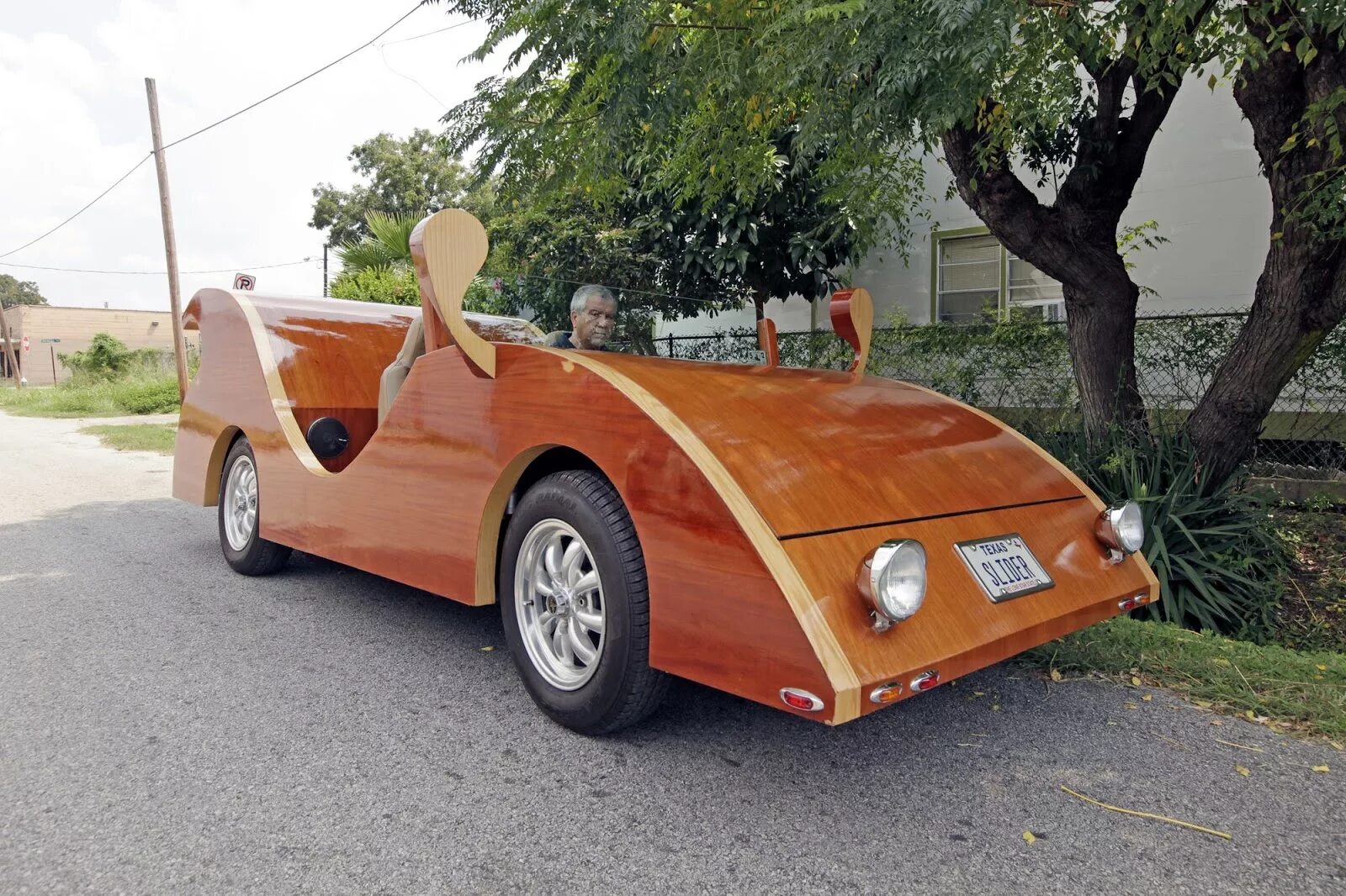 Made car. Деревянный автомобиль. Машина из дерева. Деревянная машина настоящая. Самодельный деревянный автомобиль.