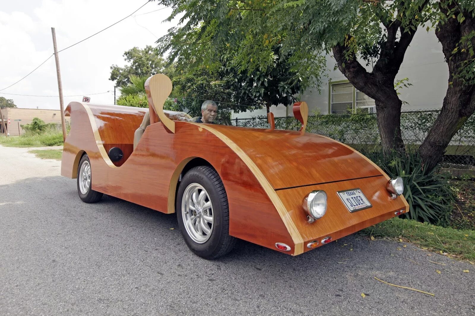 My cars make is. Деревянный автомобиль. Машина из дерева. Деревянная машина настоящая. Автомобиль из фанеры.