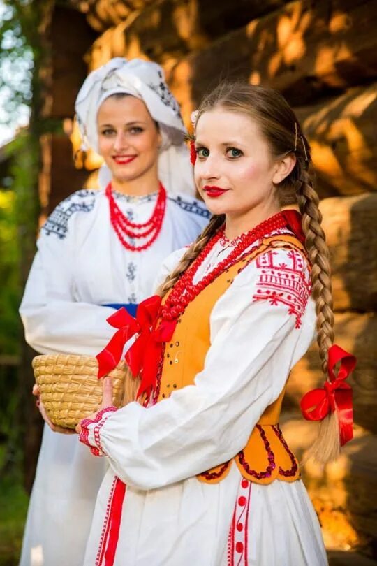 Национальность полячка. Национальность полячка. Польская девушка в национальном костюме. Польша люди. Краковский национальный костюм.