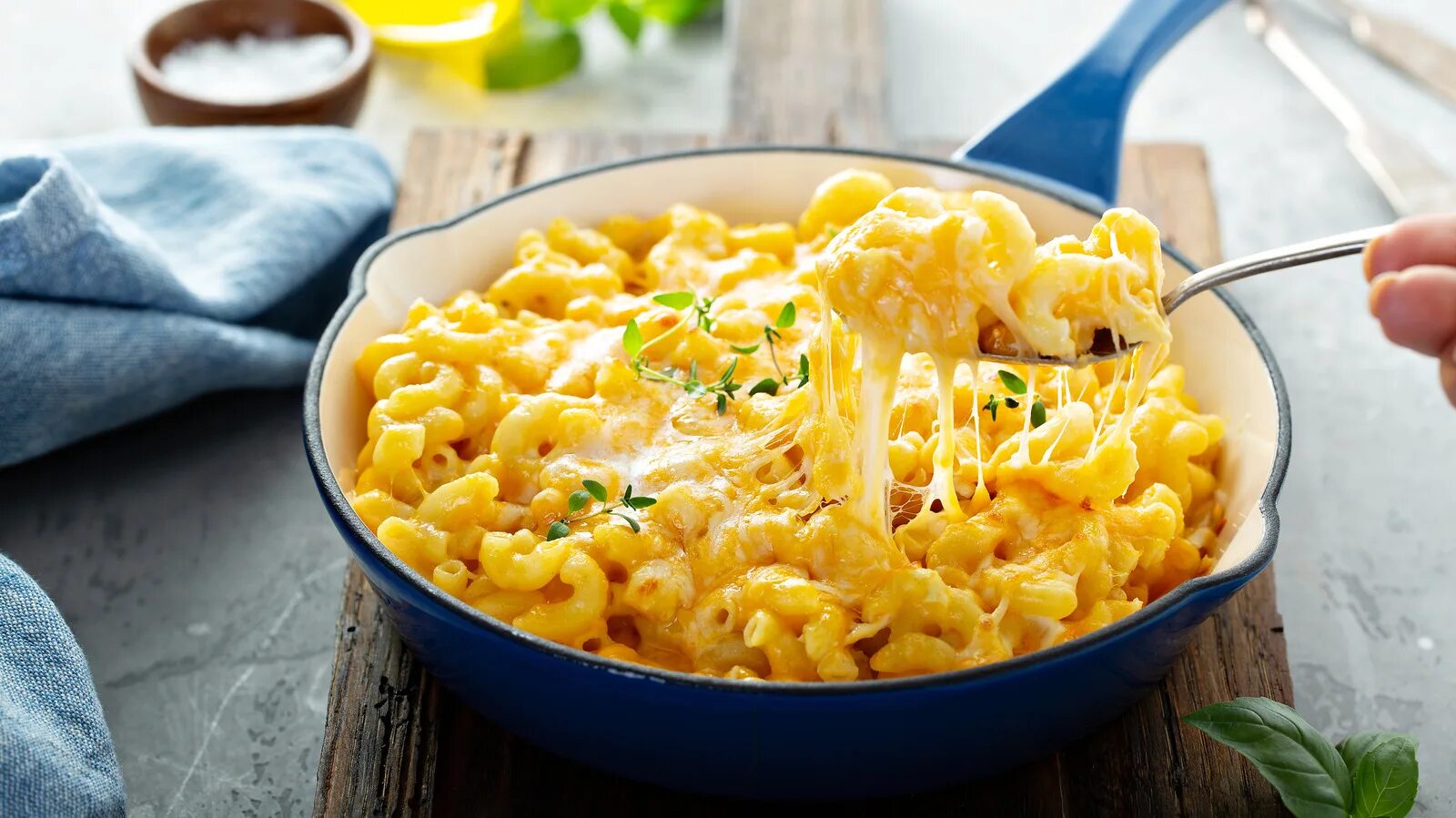 Как приготовить мак энд чиз. Макароны. пп макароны с сыром. макароны с сыром и маком. сырые макароны и готовые.