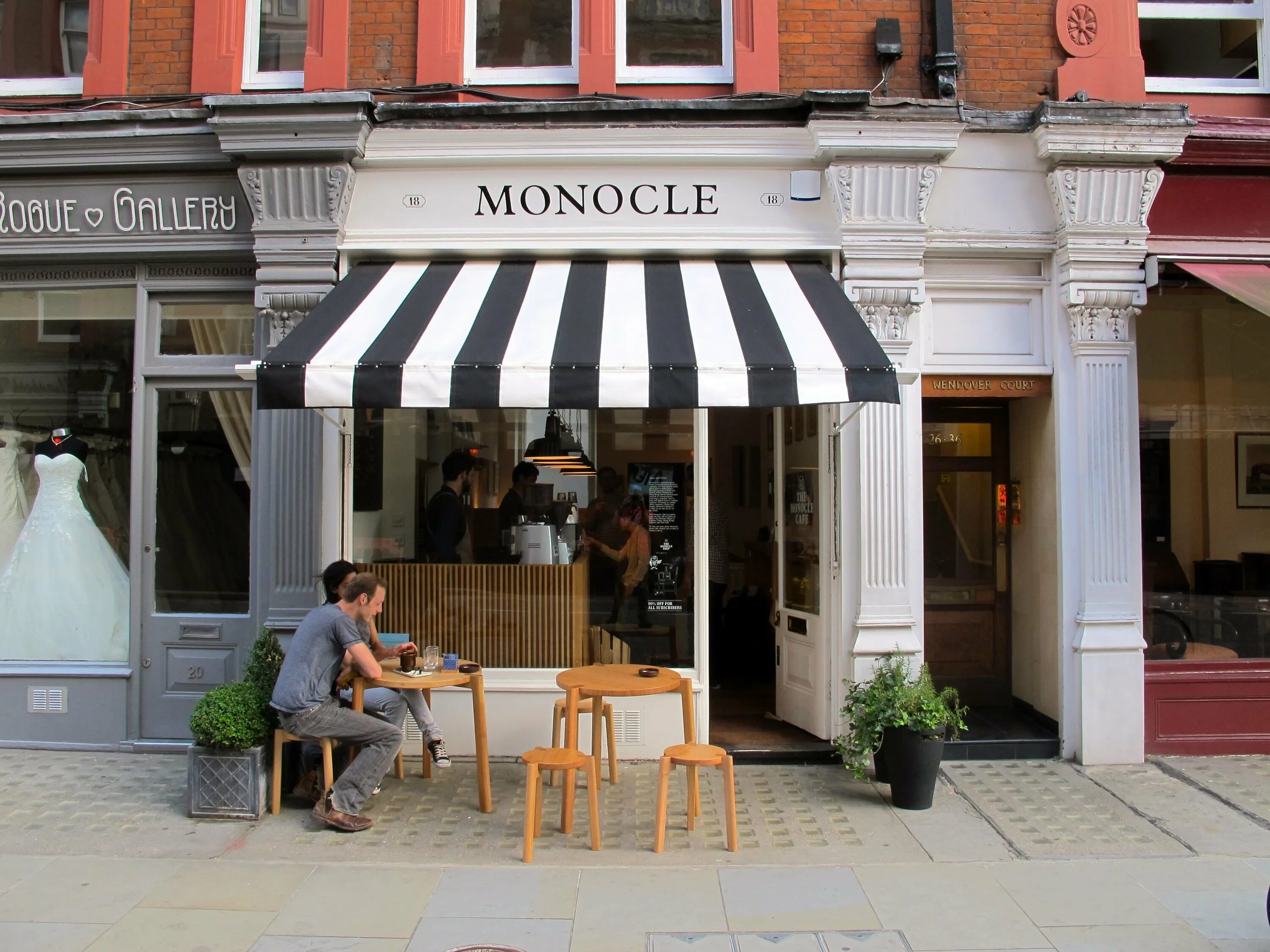 Монокле кафе. London Cafe Monocle. Кофейня «Coffee shop» в Афинах. Уличное кафе в Лондоне.