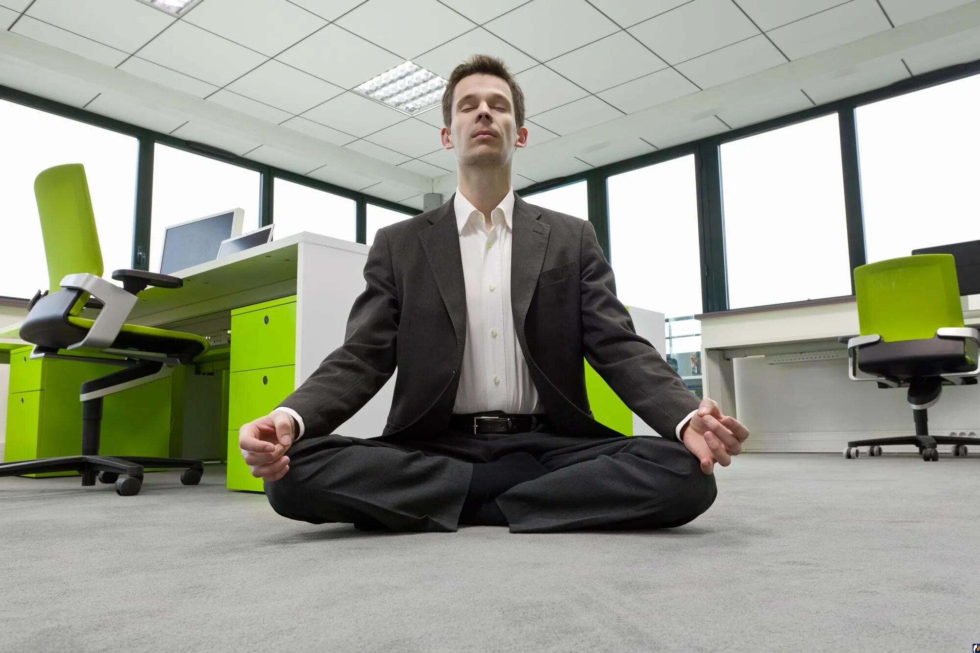 Офисный сотрудник. Упражнения для шеи в офисе. Улучшения работы офиса. Женщина в офисе. Спокойствие в офисе.