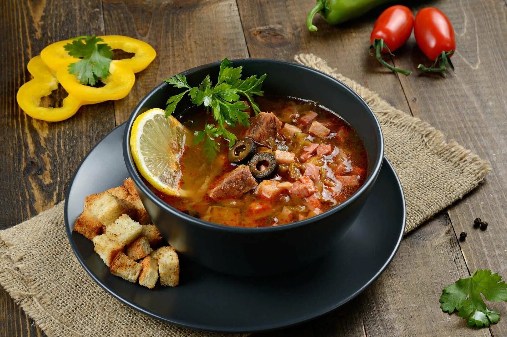 Приготовить вкусную мясную солянку
